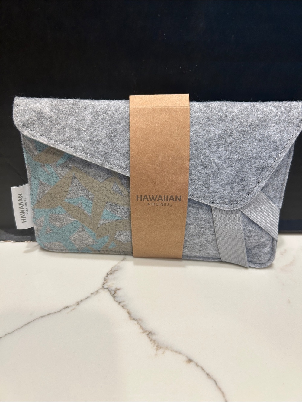 HAWAIIAN AIRLINES Gray Felt Travel Pouch With Items